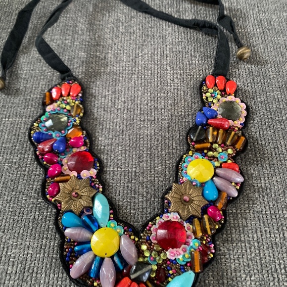 Beautiful multi colored tie necklace - Picture 1 of 3